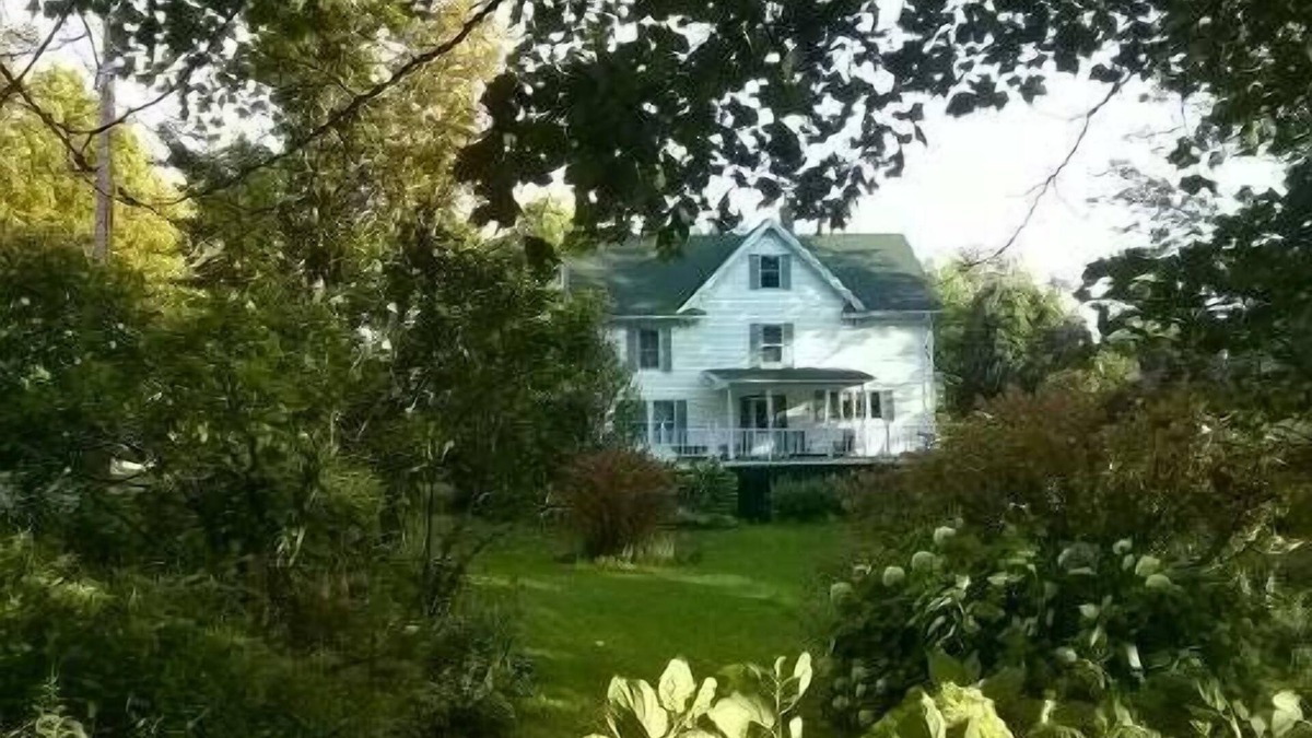 Barnston-Ouest House | family and pet friendly