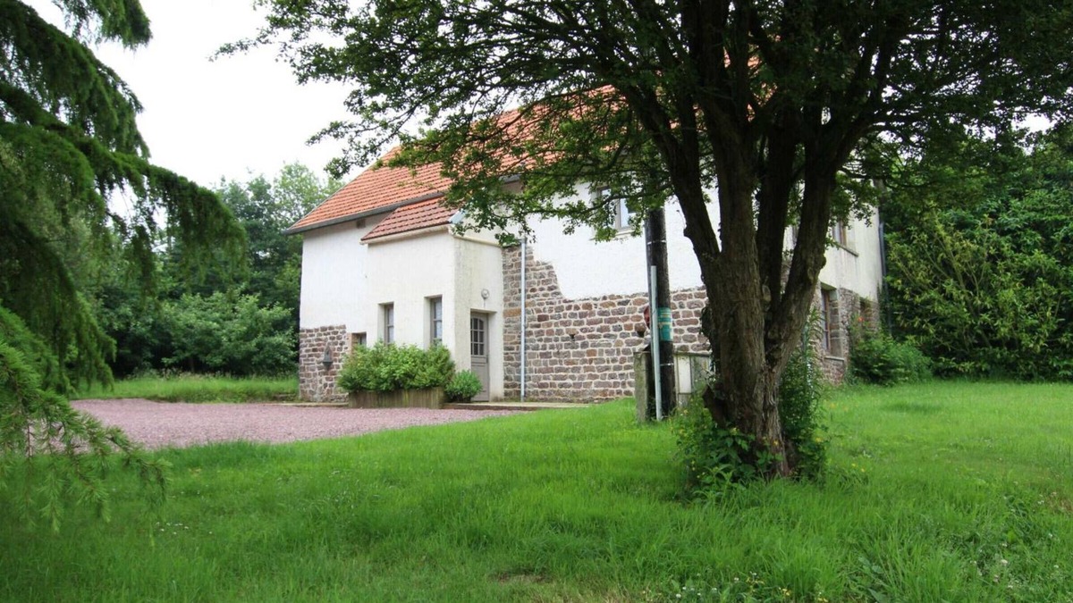 Cerences Cottage | Family and Pet-Friendly Home with Garden, Ping-Pong, and BBQ