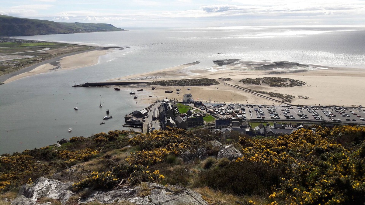 Barmouth House | Family and pet friendly 1711 stone built cottage in town centre. Close to beach