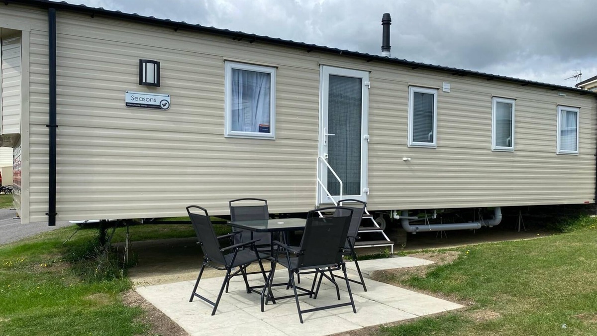 Weymouth House | Family and pet friendly caravan with panoramic sea views of Chesil Beach.