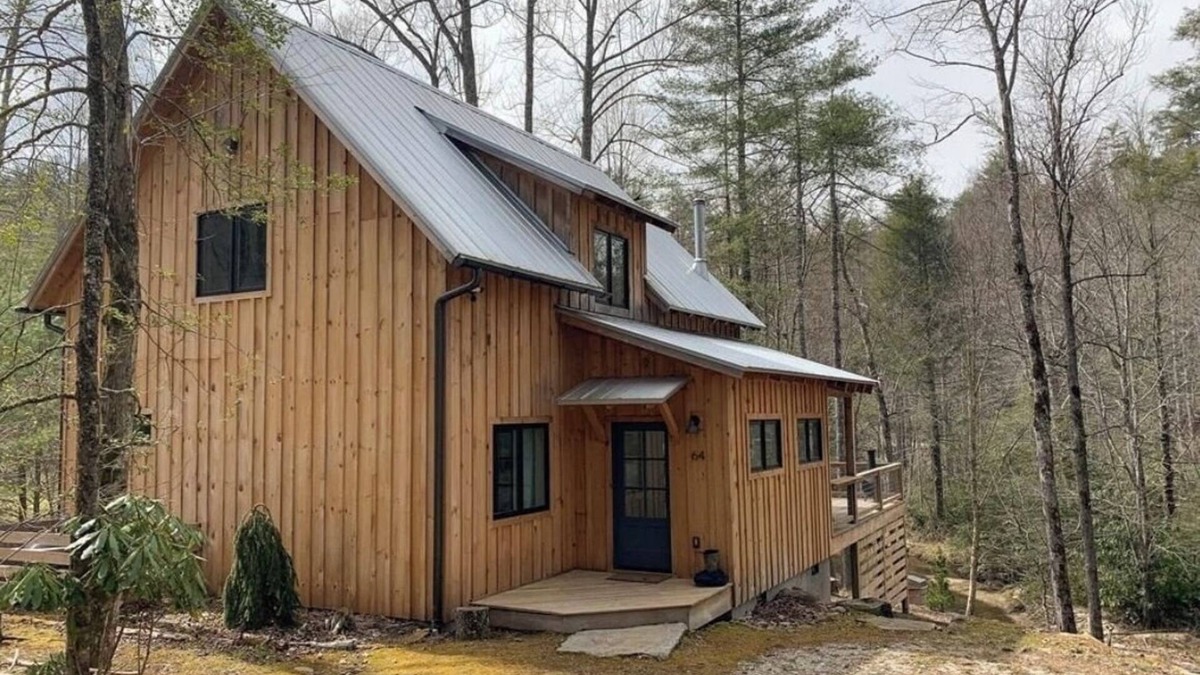 Cashiers Cabin | Family and pet friendly cabin on a creek. 10 minutes to downtown Cashiers