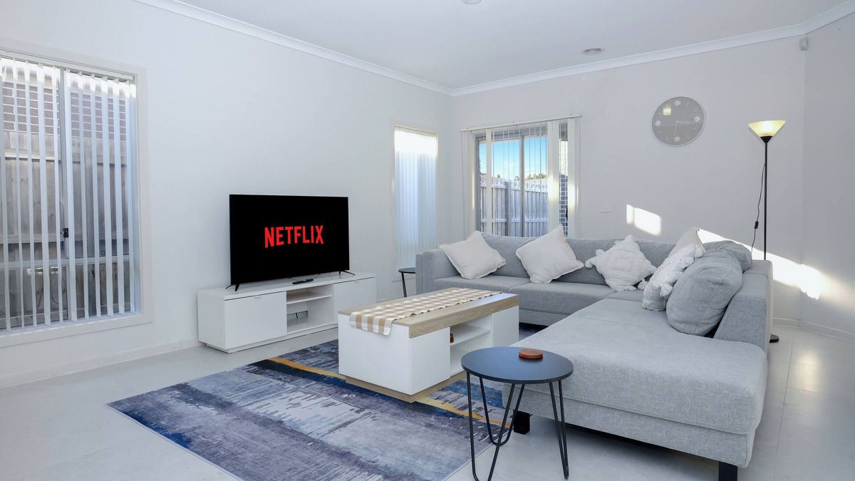 Werribee House | Family And Remote Work Friendly-Only 4 Minutes from The Pacific Werribee
