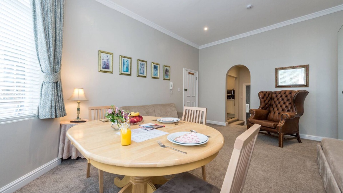 Brondesbury Park Apartment | Family apt,sleeps up to 6 people,parking on street,12 minutes by tube to Centre!