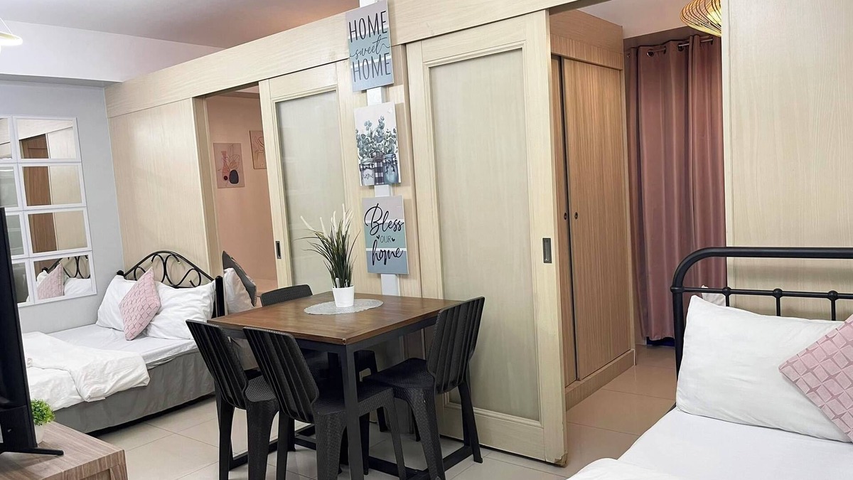 Barangay 76 Condo | FAMILY/BARKADA 2BR With Balcony MOA fireworks VIEW/10Mins to NAIA