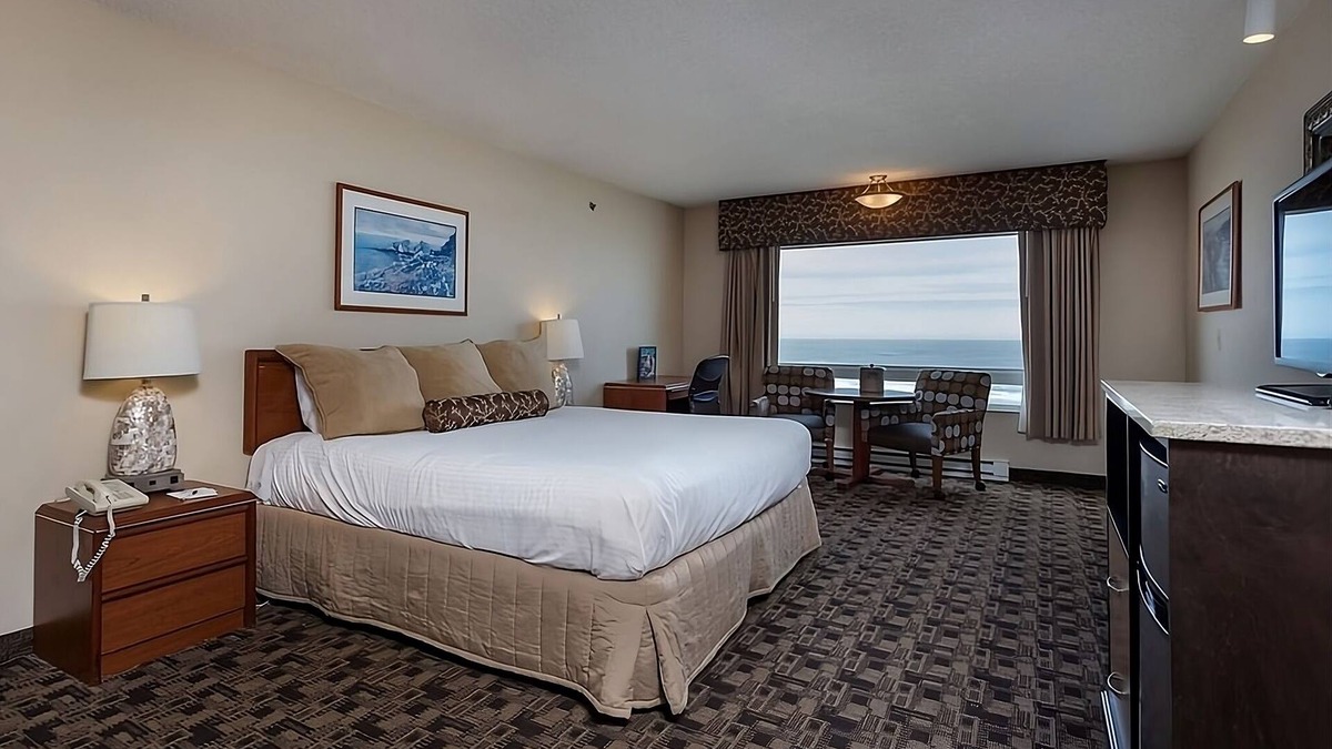 Newport Hotel | Family Beach Escape! Modern Unit, Pets Allowed!