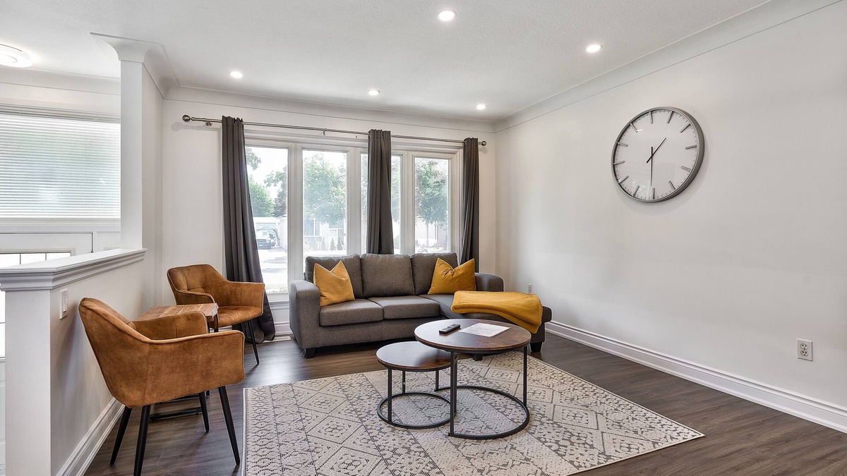 Burlington House | Family Bungalow in South Burlington close to lake, Bronte/Appleby Go/W 3 Parking