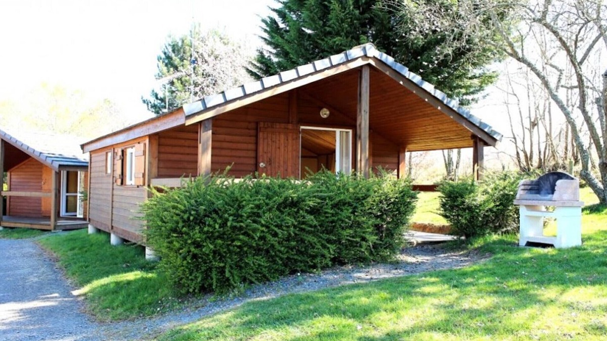 Treignat Cottage | Family chalet in campsite with natural pool