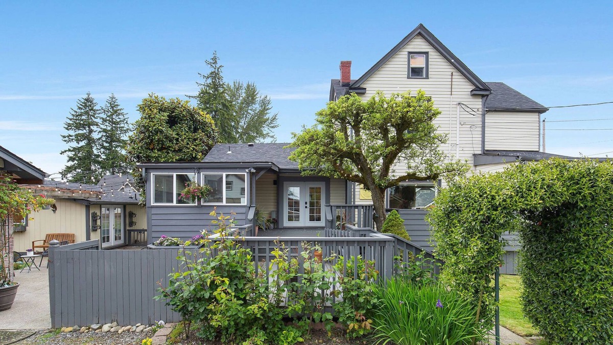 Central Tacoma House | Family compound in North Tacoma! Large house, guest house, game room, koi pond!