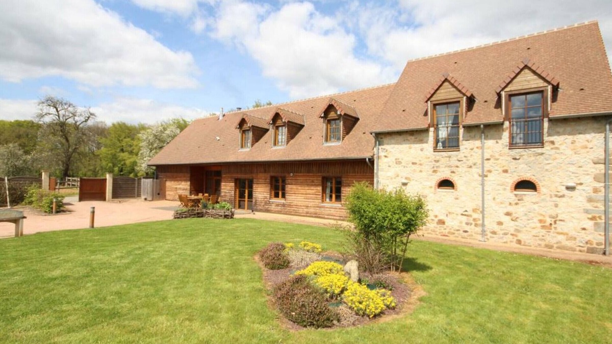 Juvigny-sous-Andaine Cottage | Family cottage with WiFi, pet-friendly amidst nature