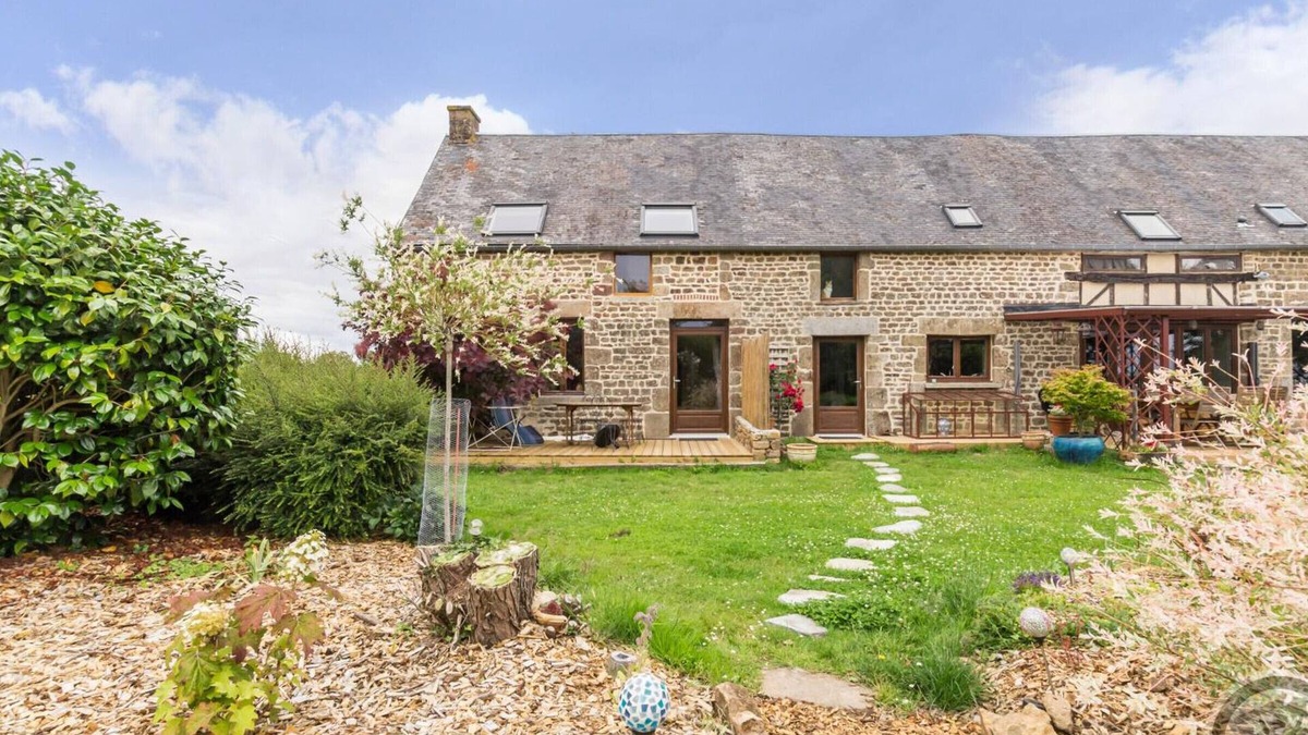 Savigny-le-Vieux Cottage | Family cottage with garden, pets allowed