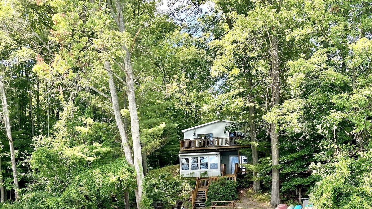 Lake Ann Cottage | Family Cottage on Sanford Lake near Sleeping Bear Dunes & Traverse City