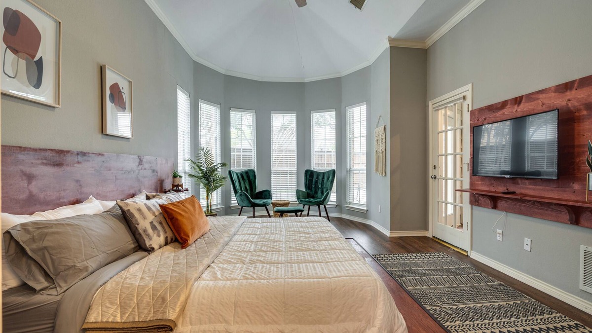 Plano House | Family Escape ✓PETS OK Game Room Fenced Backyard