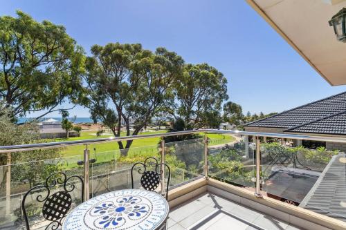 Silver Sands House | Family Escape Walk To Beach Park Views