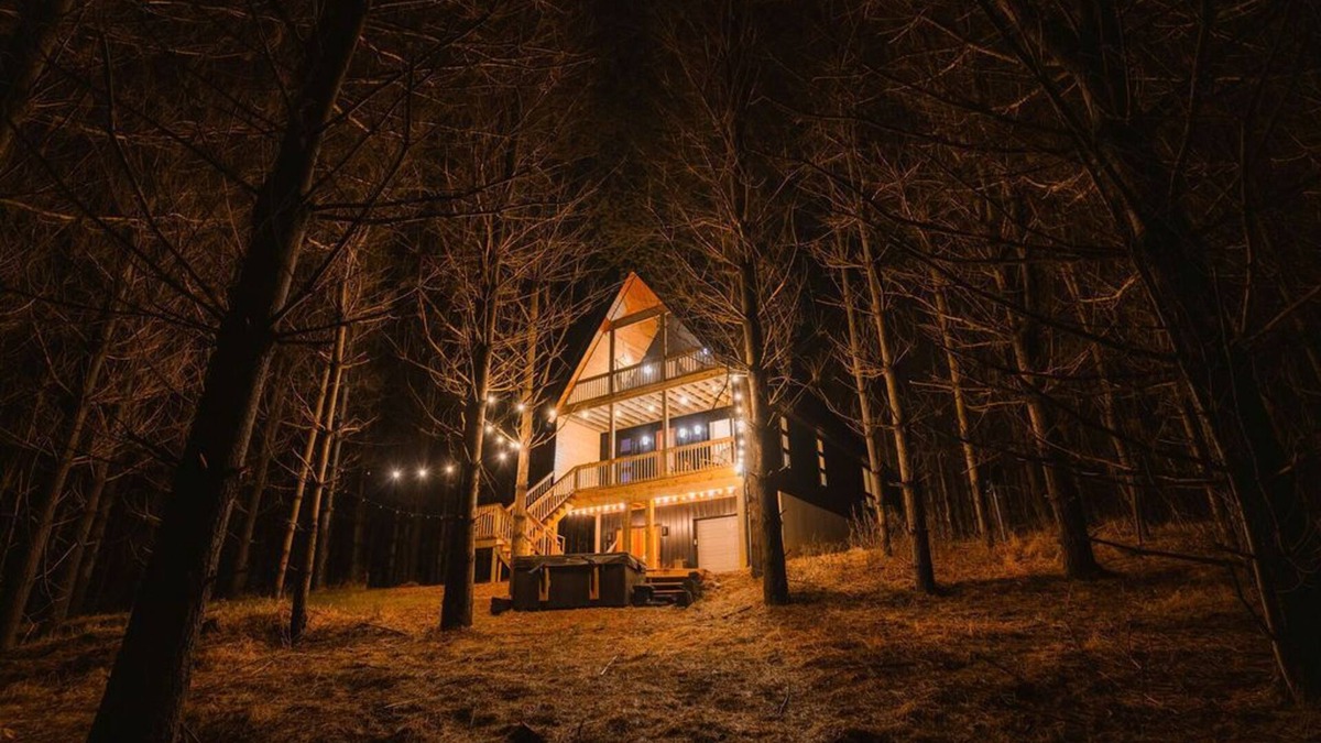 Laurelville Cabin | Family Fave : Secluded : Conversation Pit : Kids' Fort : Hot Tub : Trails