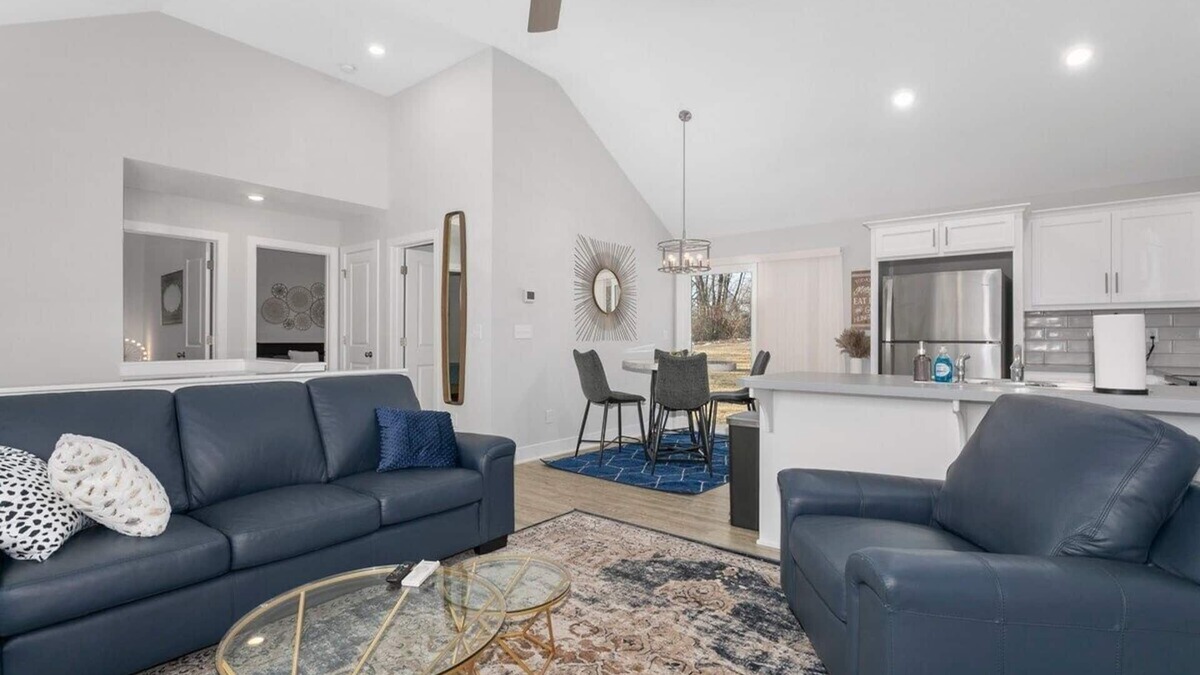 Claycomo House | Family Favorite Sleeps 8 4BR Wifi|Parking