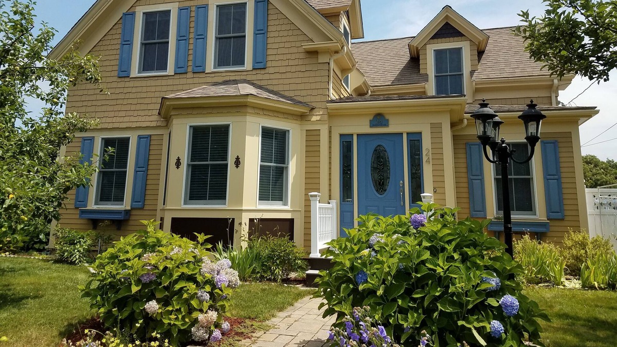 Buzzards Bay House | FAMILY FRIENDLY, SHORT WALK TO THE BEACH, CAPE COD CANAL, RESTAURANTS, & MORE.