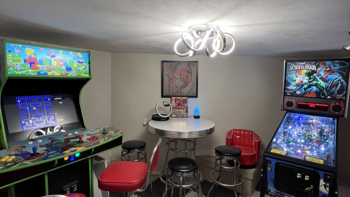 Courtenay Ski Chalet | Family & Friend Fun Arcade Suite Mount Washington
