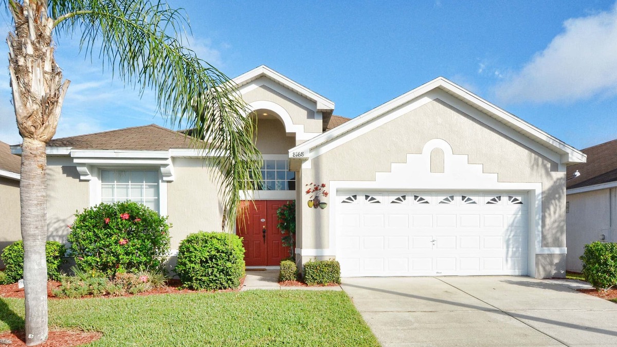 Windsor Palms House | Family friendly, 10 mins to Disney, WIFI, Resort style amenities, Backyard pool