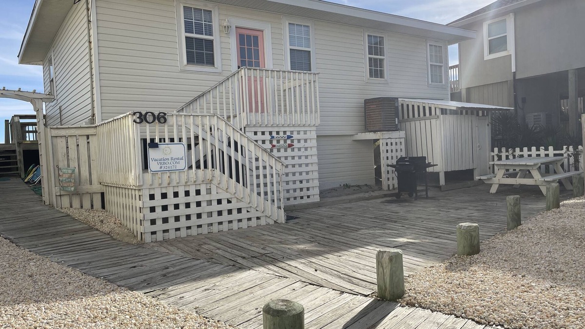 Surf City Cottage | Family-Friendly 3 Bedroom Ocean Front Cottage in the heart of Surf City