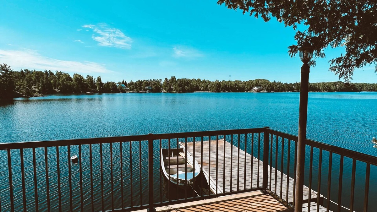 Dunchurch Cottage | Family-Friendly 3BR Cottage Sleeps 8 Waterfront Pet-Friendly AC+Heat