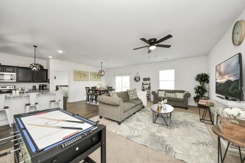 Katy House | Family-Friendly 4 Bed & 2 Bath Oasis with Fully Equipped Kitchen & Relaxing Vibes