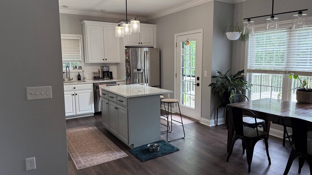 Troutville House | Family-Friendly 4 BR w.King Bed, EV Charger + Peloton + Mountain Views