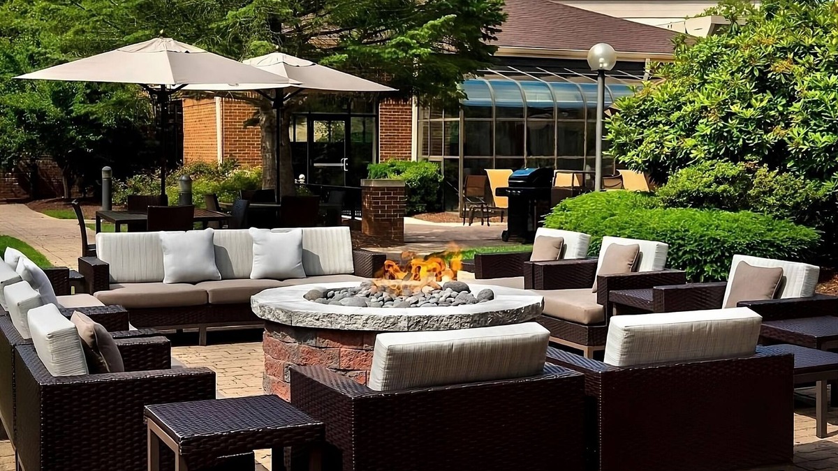 Middletown Hotel | Family-Friendly Adventure: 2 Budget Rooms w/Pool Access: Near Bowen's Wharf