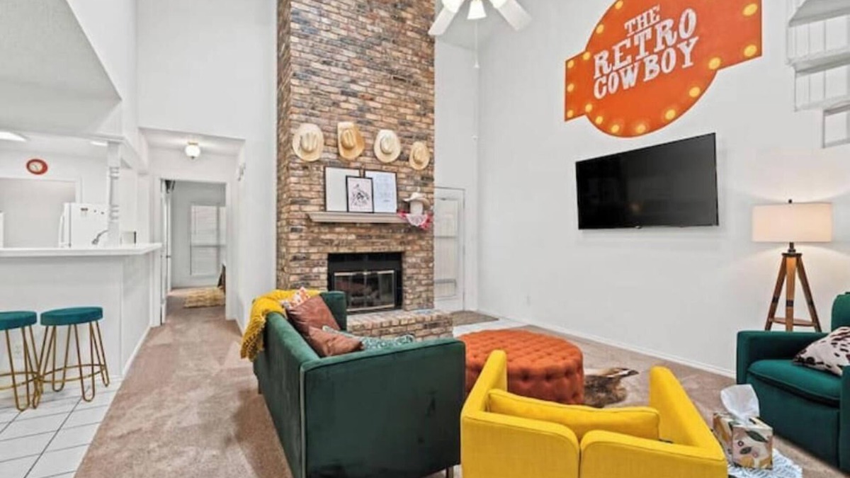 North by Northwest House | Family Friendly: Arcade game: Air Hockey: Garage Access