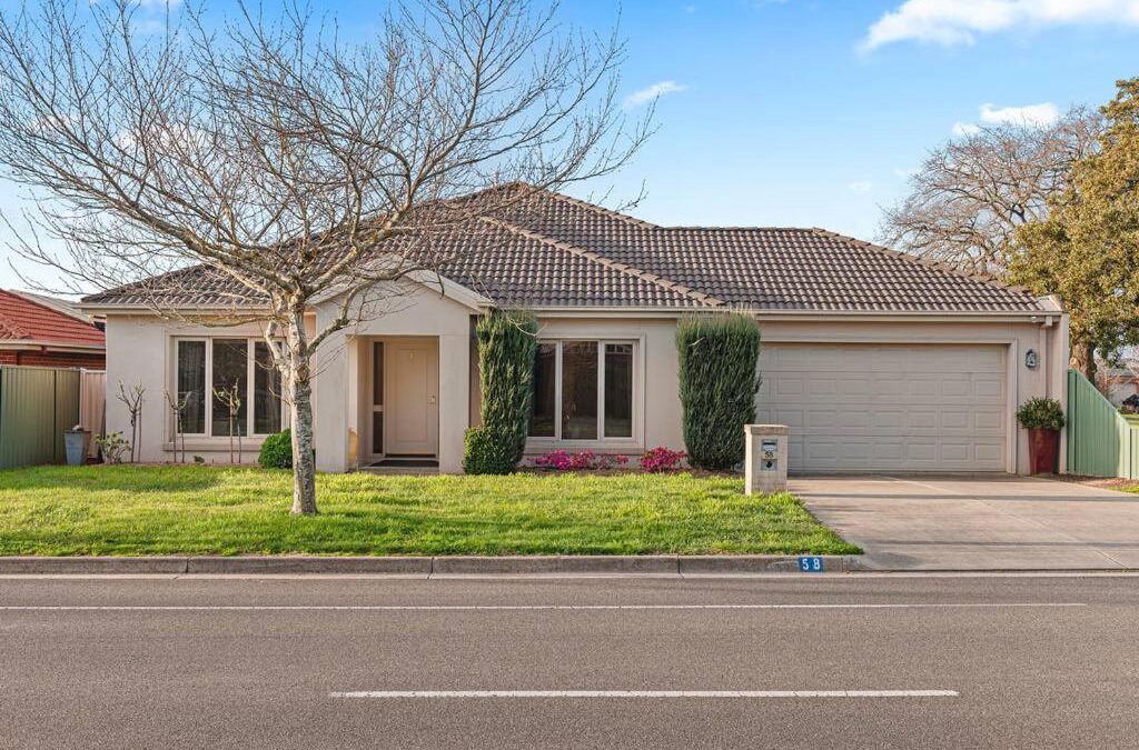 Lake Gardens House | Family Friendly at Lake Gardens, Sleeps 8