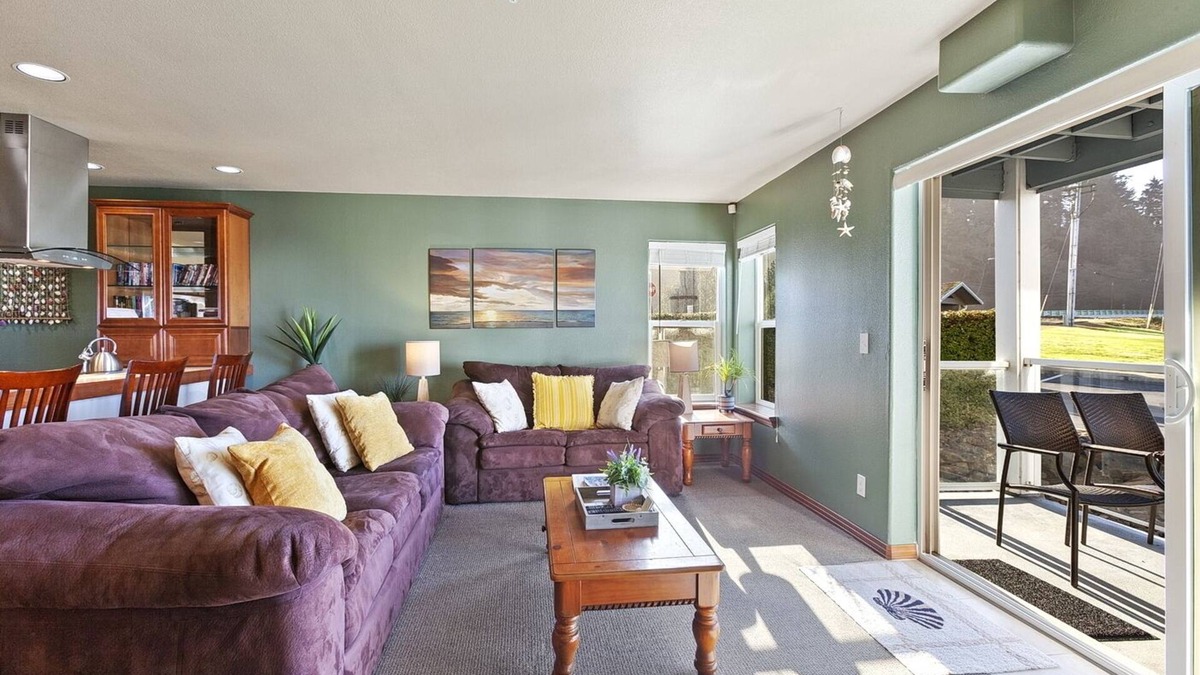Lincoln City Condo | Family-friendly bayfront condo, patio beach access, walk to beach & dining