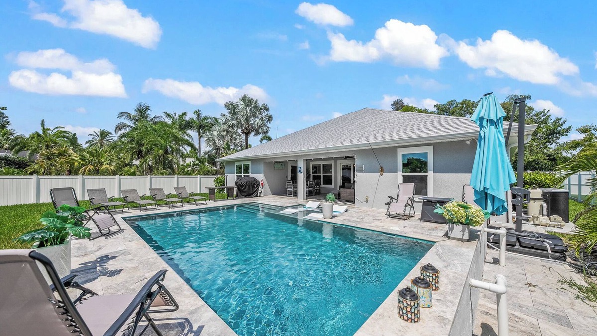 Palma Sola House | Family-Friendly Bradenton Home with Private Pool & Games - No Bad Daze