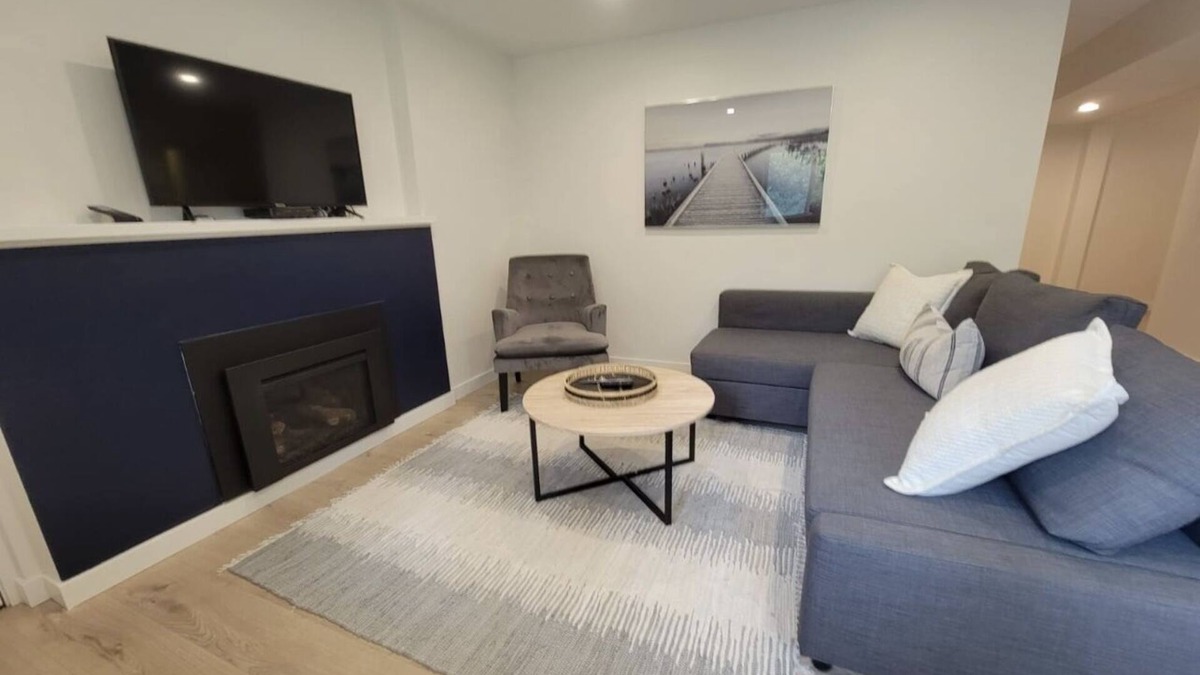 Lynn Valley House | Family friendly Modern Garden Suite in Lynn Valley