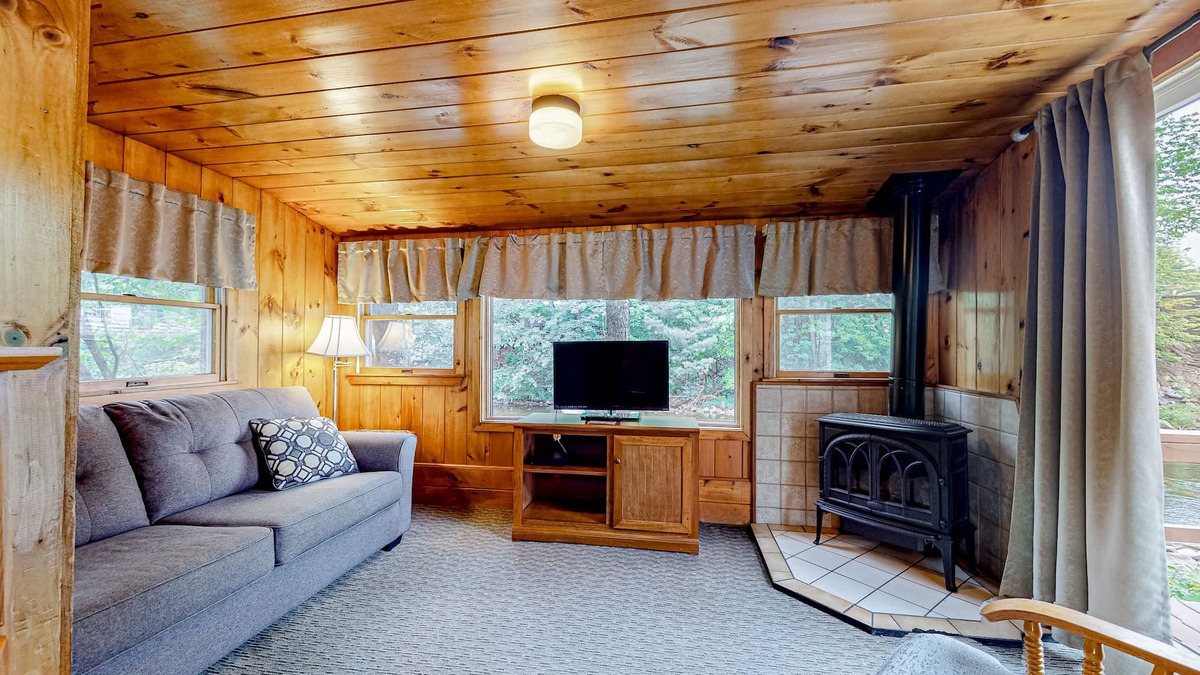 Lincoln Cabin | Family-Friendly Cabin w/Shared Pool, WiFi, & Kitchenette - Close to Attractions