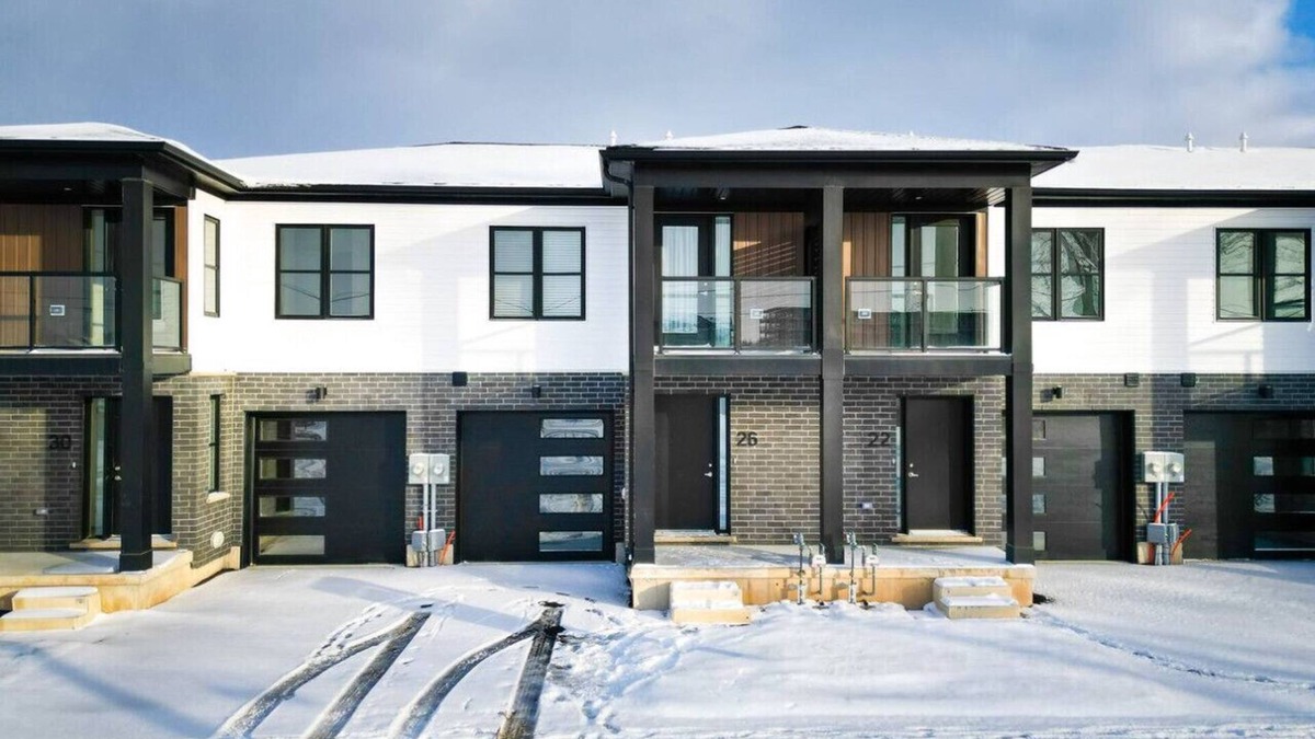 Welland House | Family Friendly Canal Front 3BR with BBQ and Sleeps 8 guests