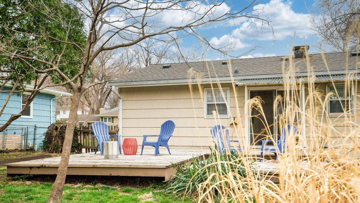 Shawnee House | *Family Friendly* Close to shops, restaurants and I-35