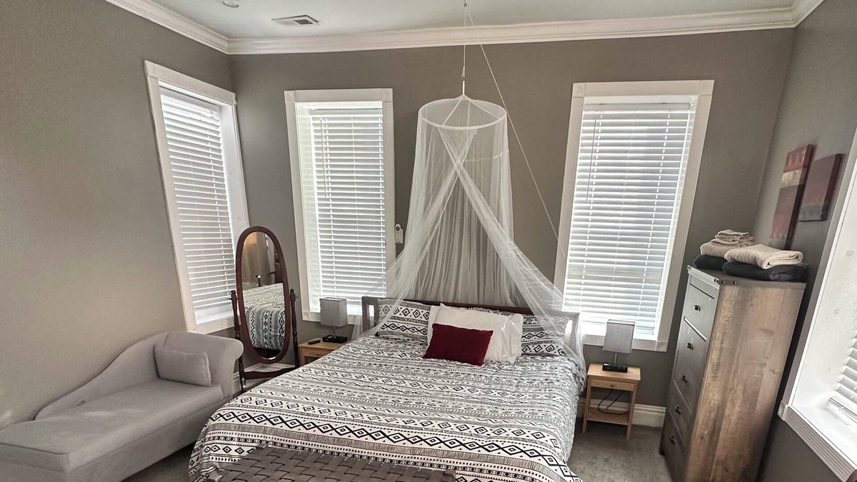 St. Louis House | Family-Friendly Comfort in St Louis-Crib,Toddler Lounge,Game Area & Backyard Fun