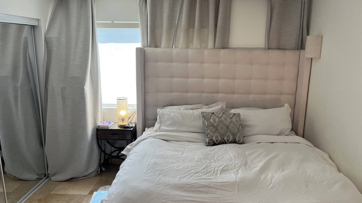 Kendall West House | Family Friendly Cozy apartment with backyard