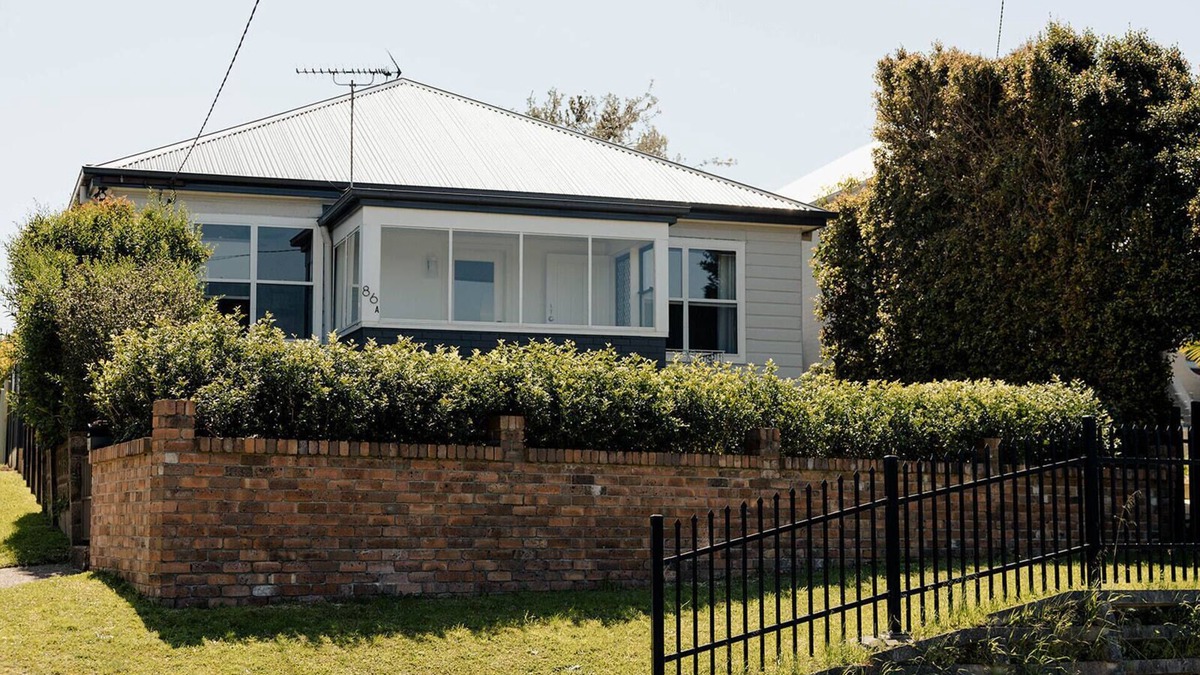 Tighes Hill House | Family-Friendly Escape | Walk to Cafés & Creek