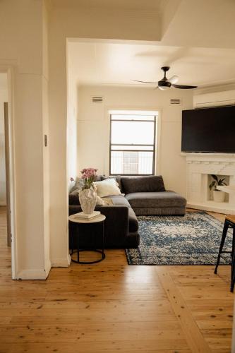 Tighes Hill House | Family-Friendly Escape Walk to Cafés & Creek