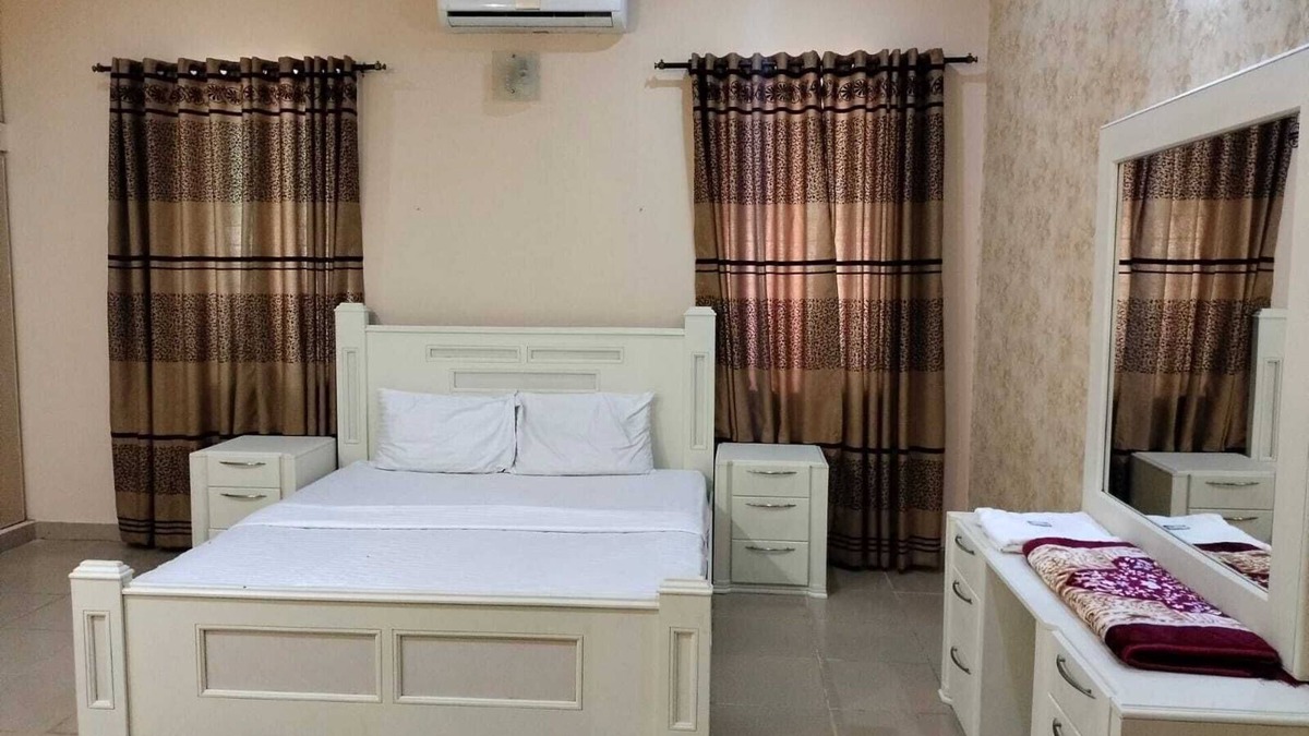 D.H.A. House | Family-Friendly Fully Furnished Room Like Home - Queen Bed