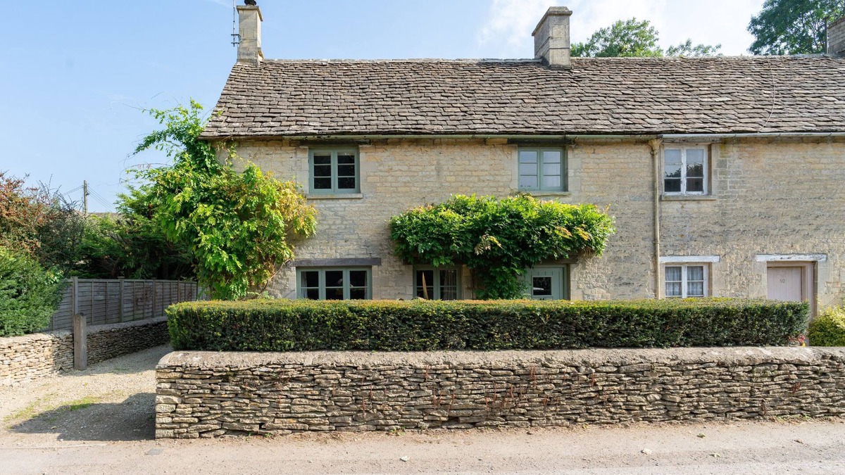 Barnsley Cottage | Family friendly holiday cottage in the Cotswolds with a superb garden - Winterberry Cottage