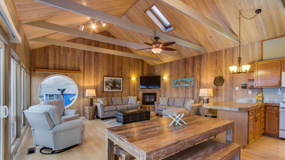 Roads End House | Family-Friendly House Near Beach with Private Hot Tub & Ocean Views - Dogs OK
