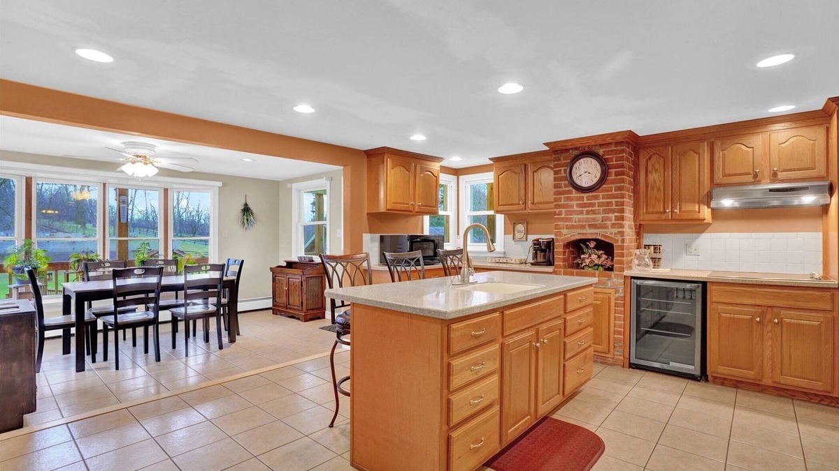 Cardiff House | Family Friendly Home w/Large 1 Acre Backyard & Decks