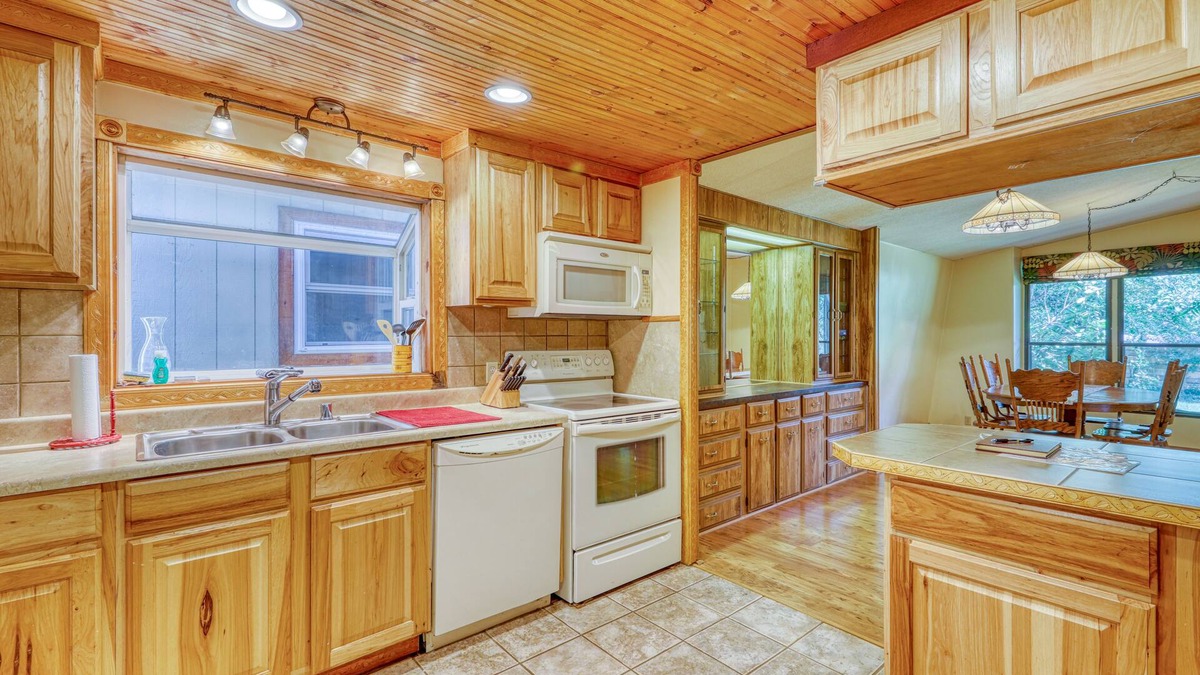 Covington House | Family-friendly Home with Private Hot Tub, Free WiFi, Firepit, and Creek