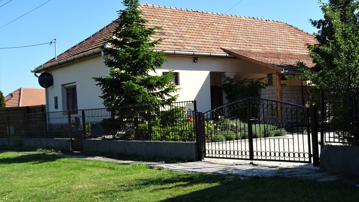 Poroszlo House | Family-friendly house with pool, jacuzzi and bikes for 5 people + 1 baby