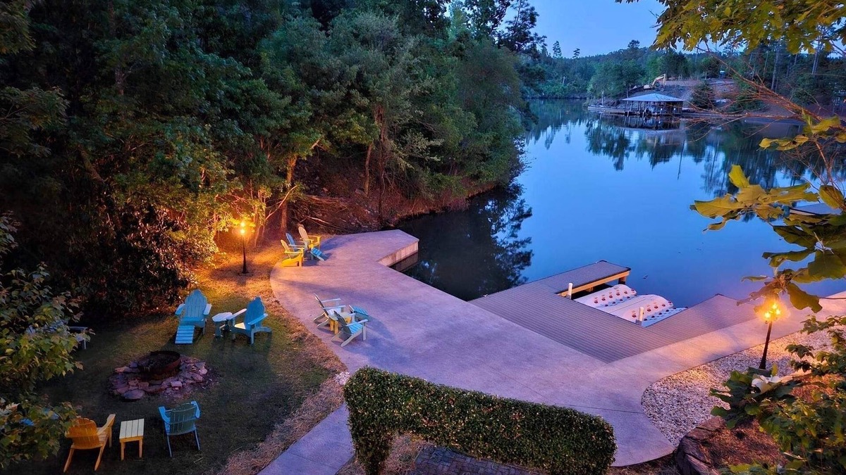 The Woods of Longleaf House | Family friendly, Lake Martin getaway.Close to Auburn!