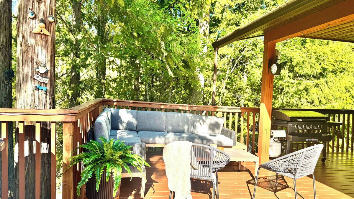 Sicamous Cabin | Family friendly Lakefront resort with boat slip