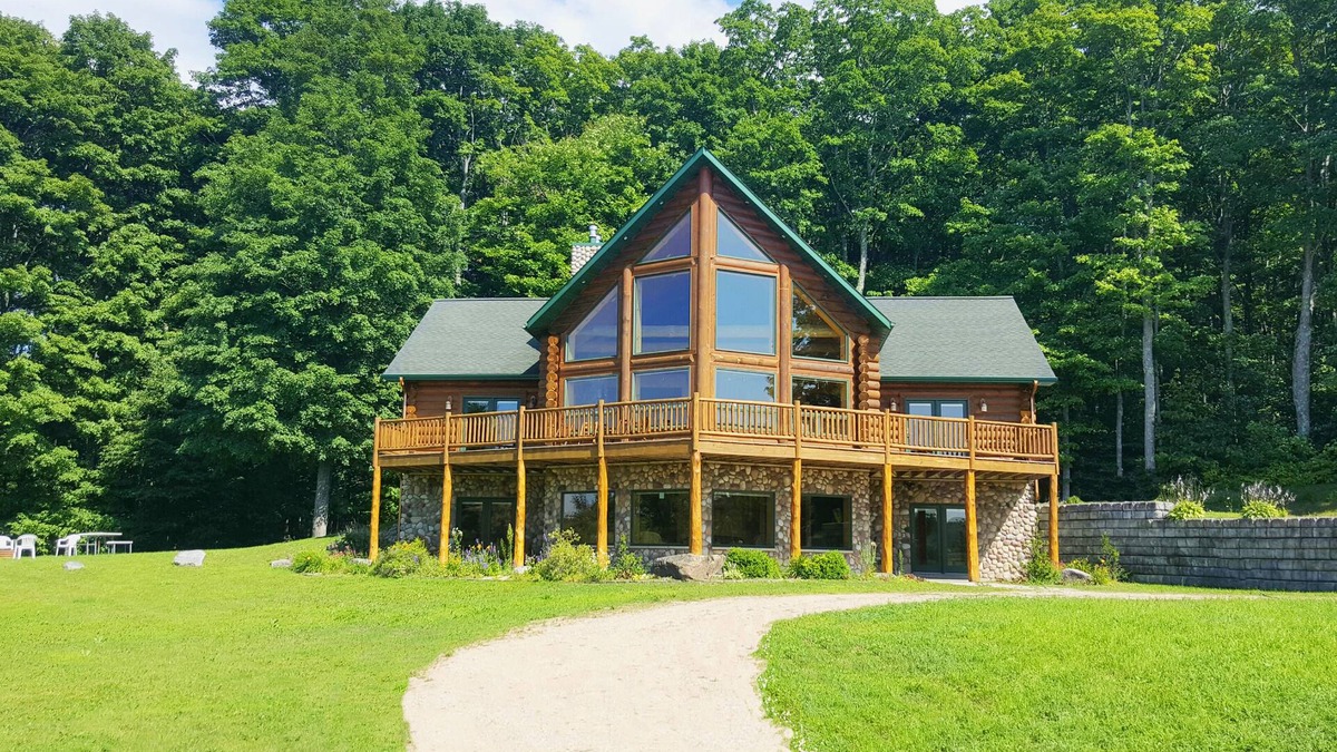 Pellston Cabin | Family-friendly log home between Harbor Springs, Petoskey, and Mackinaw Island