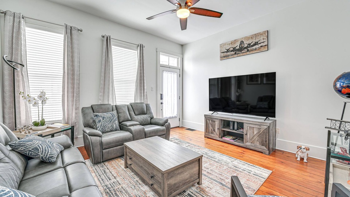 Schnitzelburg House | Family-Friendly Louisville Gem: Prime Location!