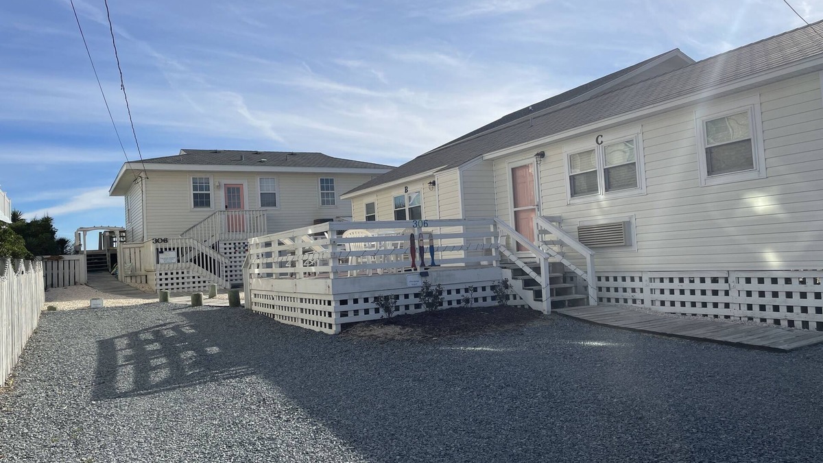Surf City Cottage | Family-Friendly Oceanfront Property- Sleeps 14